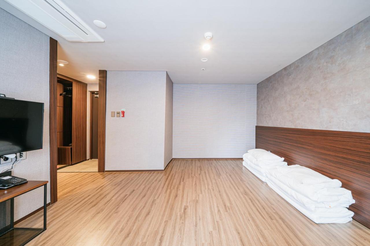 ג'גו Hotel With City מראה חיצוני תמונה